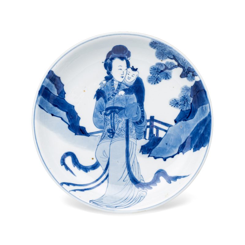 A fine Chinese blue and white semi-eggshell plate with a lady carrying a child - 图1