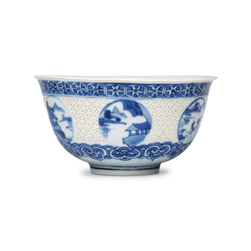 A pair of Chinese blue and white reticulated 'Linglong' bowls with landscape panels - 图6