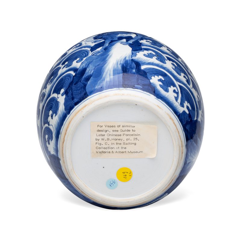 A pair of Chinese blue and white 'Mythical Beast' jars with later wooden covers and stands - 图21