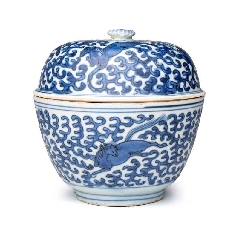 A Chinese blue and white 'Gallopping Flying Horses' bowl and cover - 图4