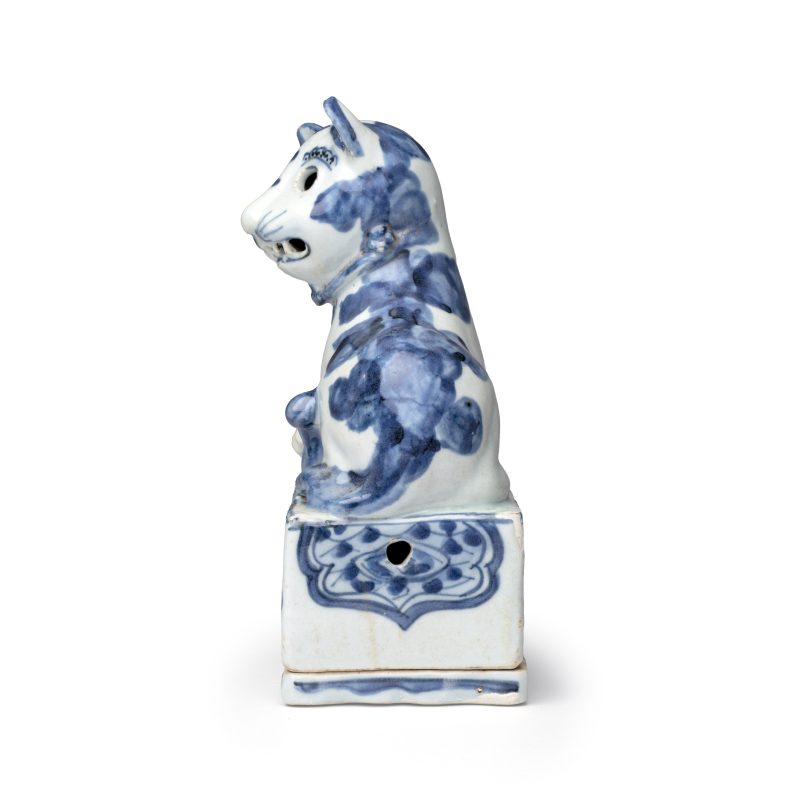 An extremely rare Chinese blue and white ko-sometsuke 'Cat' incense burner - 图3
