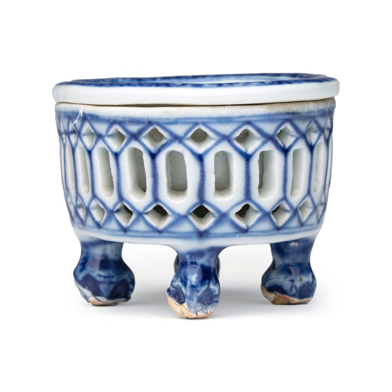 Three Chinese blue and white reticulated salts after European silver models - 图13
