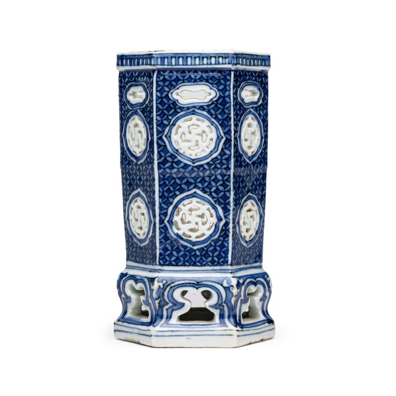 A Chinese blue and white openwork 'Linglong' incense stick holder - 图2