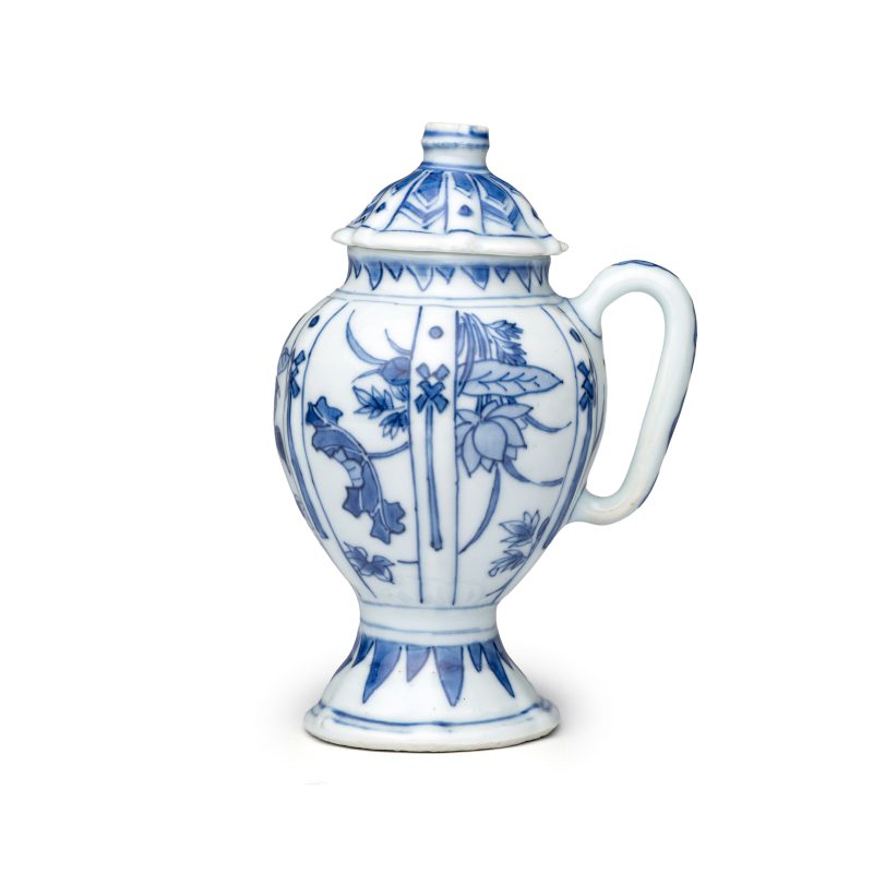 A pair of Chinese blue and white covered mustard pots with floral design - 图2