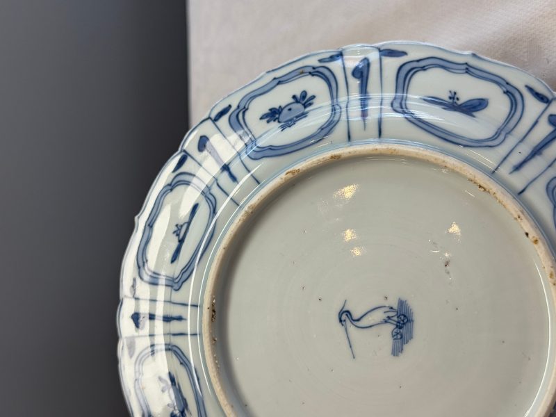 A Chinese blue and white plate with birds in a landscape - 图14