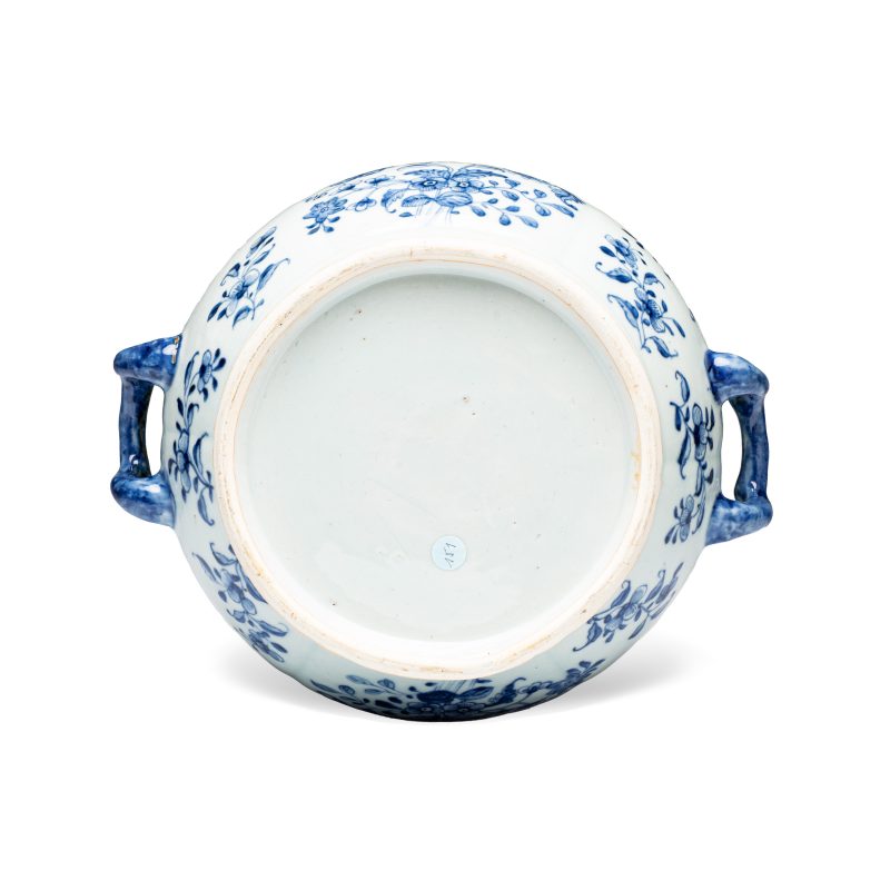 A pair of Chinese blue and white covered tureens with floral design - 图7