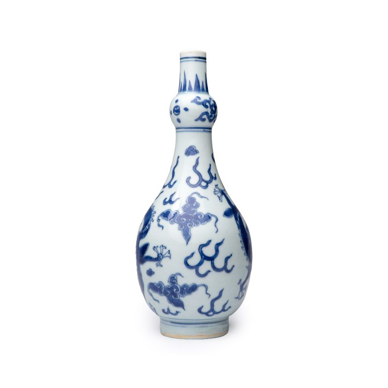 A Chinese blue and white 'Dragons Chasing the Flaming Pearl' vase - 图4