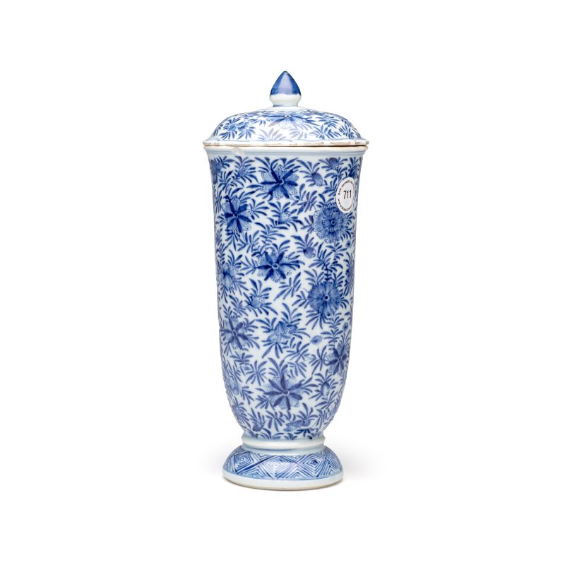 A Chinese blue and white beaker and cover with floral design - 图3