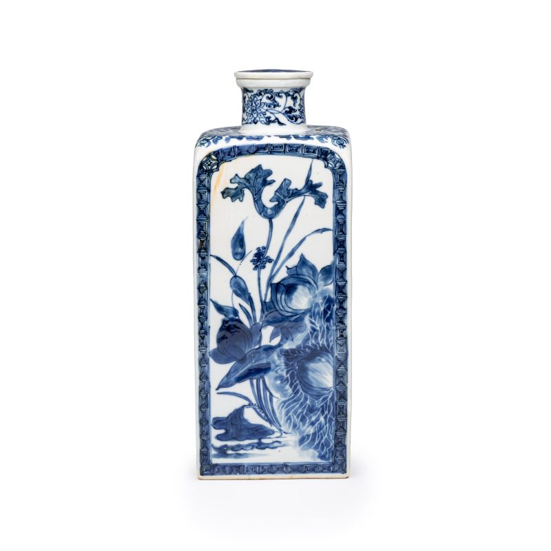 A pair of Chinese blue and white 'Blossoming Flower Branches' square flasks and covers - 图4