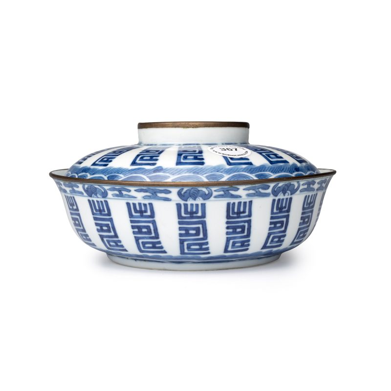 A Chinese blue and white Vietnamese market 'Bleu de Hue' bowl and cover - 图4