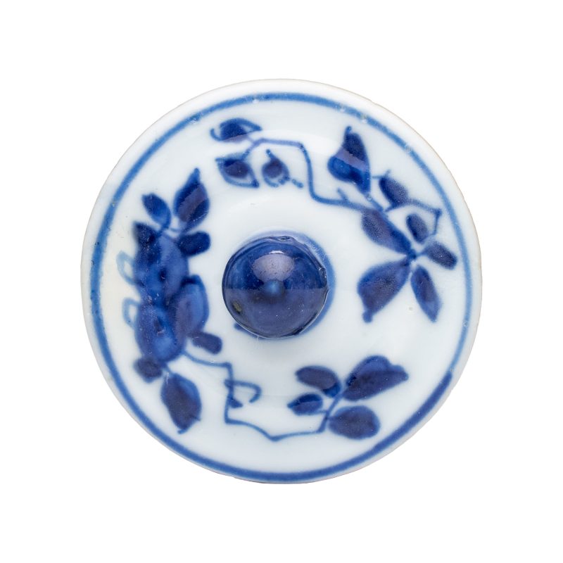 A Chinese blue and white 'Elegant Ladies in a Garden' square flask and cover - 图9