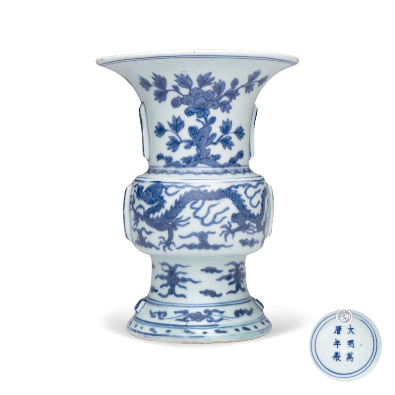 A Chinese blue and white 'Zun' vase with dragon and phoenix design - 图1