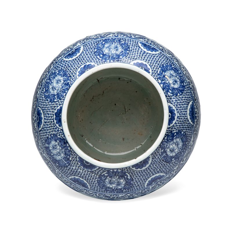 A rare Chinese blue and white 'Immortals' vase - 图6