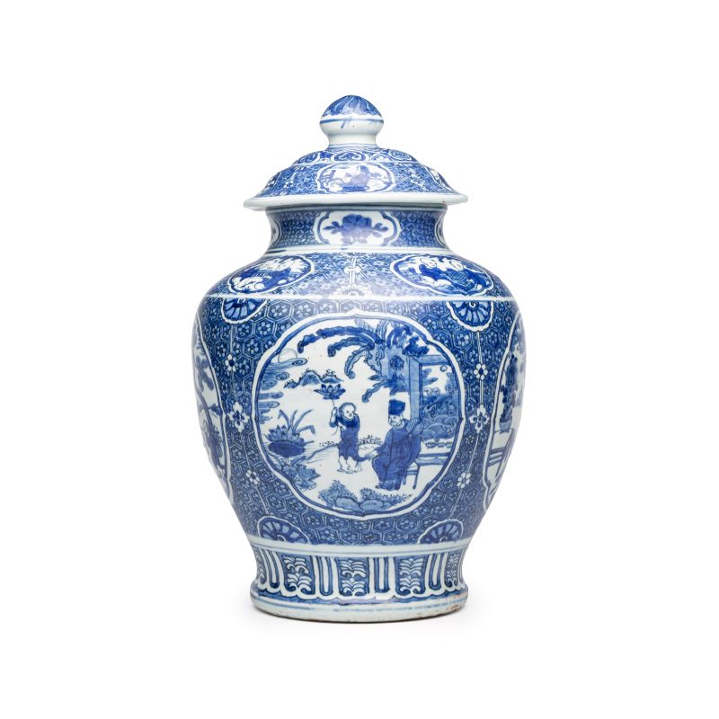 A fine Chinese blue and white vase and cover with narrative design - 图4