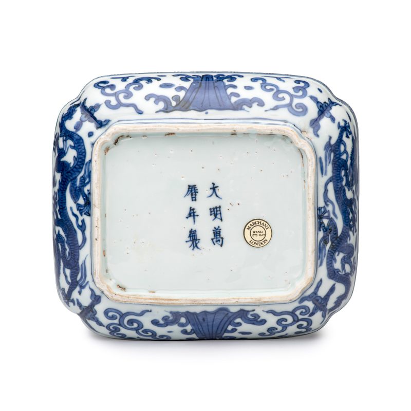 A Chinese blue and white quatrefoil 'Dragon' box and cover - 图3