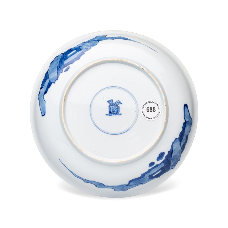 A fine Chinese blue and white semi-eggshell plate with a lady carrying a child - 图2