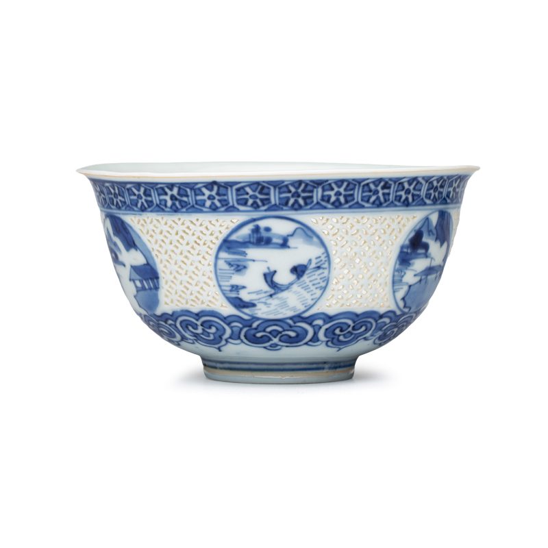 A pair of Chinese blue and white reticulated 'Linglong' bowls with landscape panels - 图7