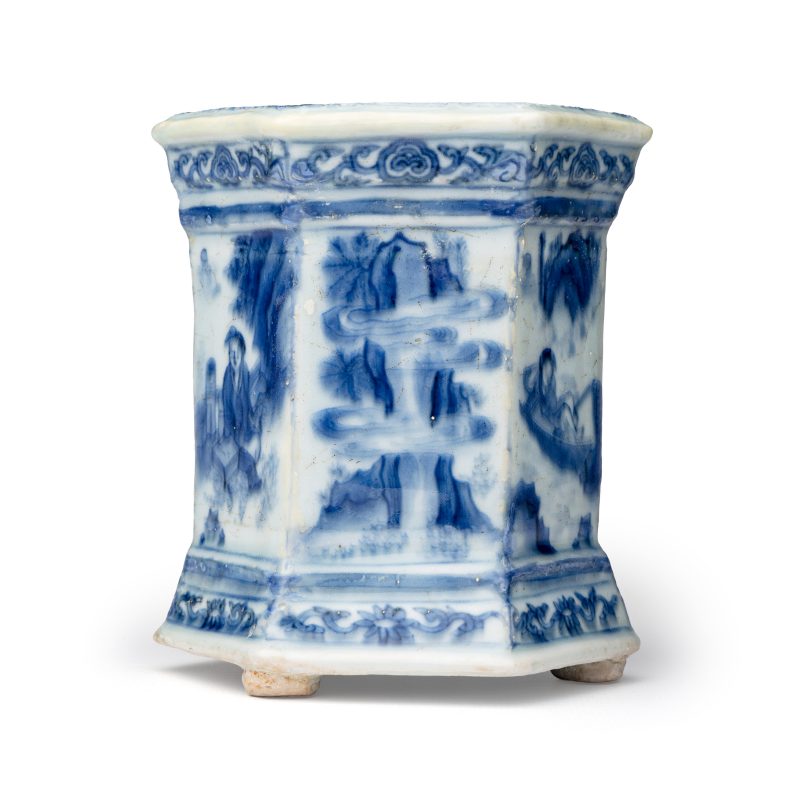 A Chinese blue and white hexagonal salt with figural design - 图9