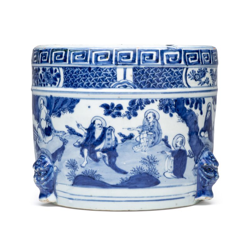 A Chinese blue and white 'Luohan' cylindrical tripod censer - 图2
