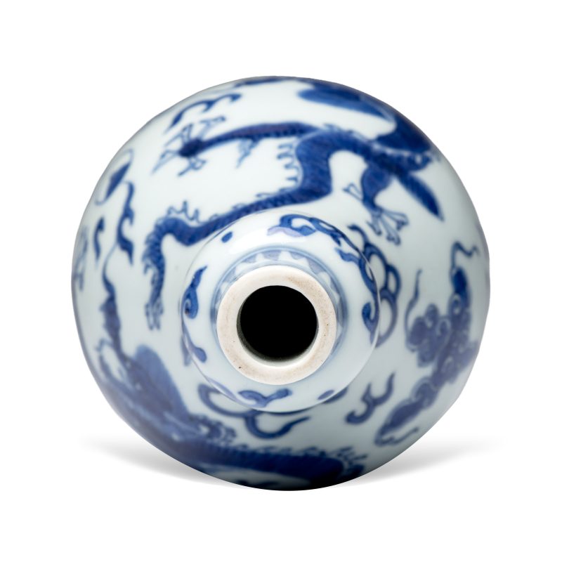 A Chinese blue and white 'Dragons Chasing the Flaming Pearl' vase - 图5