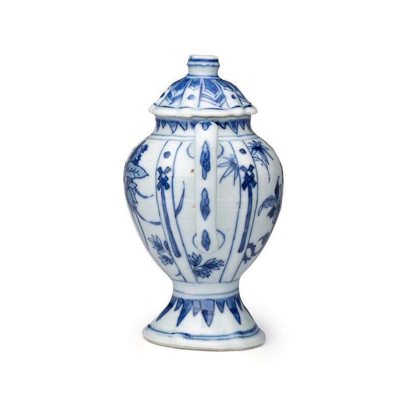A pair of Chinese blue and white covered mustard pots with floral design - 图3
