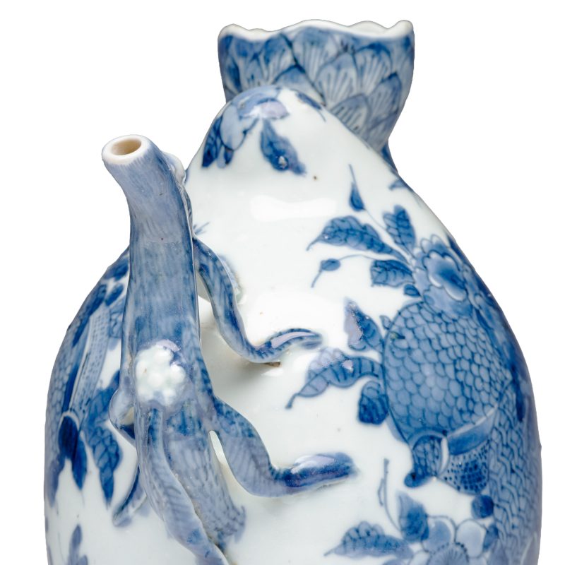 A Chinese blue and white peach-shaped cadogan-type wine pot - 图6