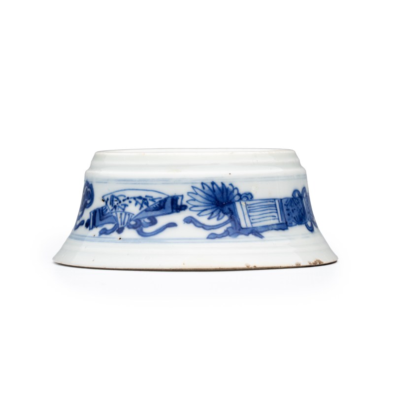 A pair of Chinese blue and white salt trenchers with antiquities design - 图4