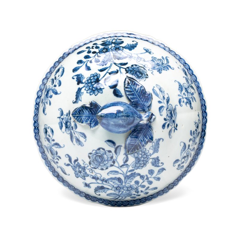 A pair of Chinese blue and white covered tureens with floral design - 图8