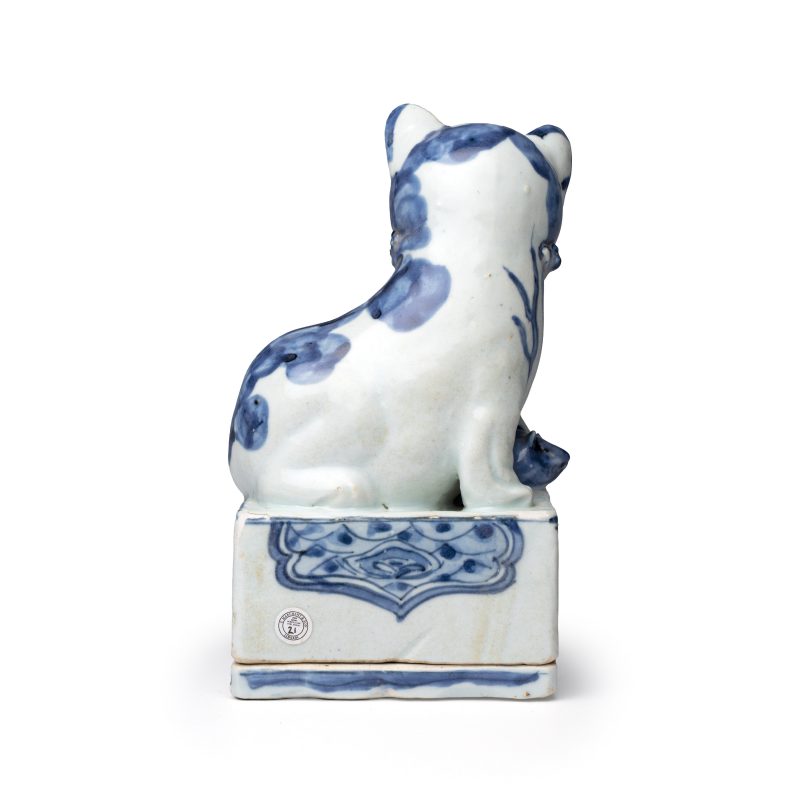 An extremely rare Chinese blue and white ko-sometsuke 'Cat' incense burner - 图4