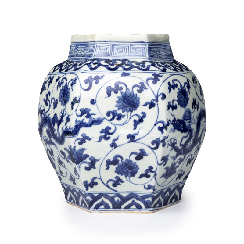 A Chinese blue and white 'Dragons among Lotus Scroll' hexagonal vase - 图6