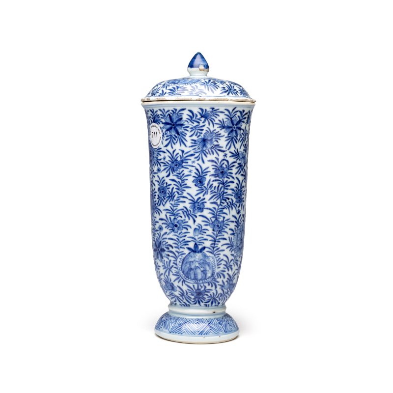 A Chinese blue and white beaker and cover with floral design - 图4