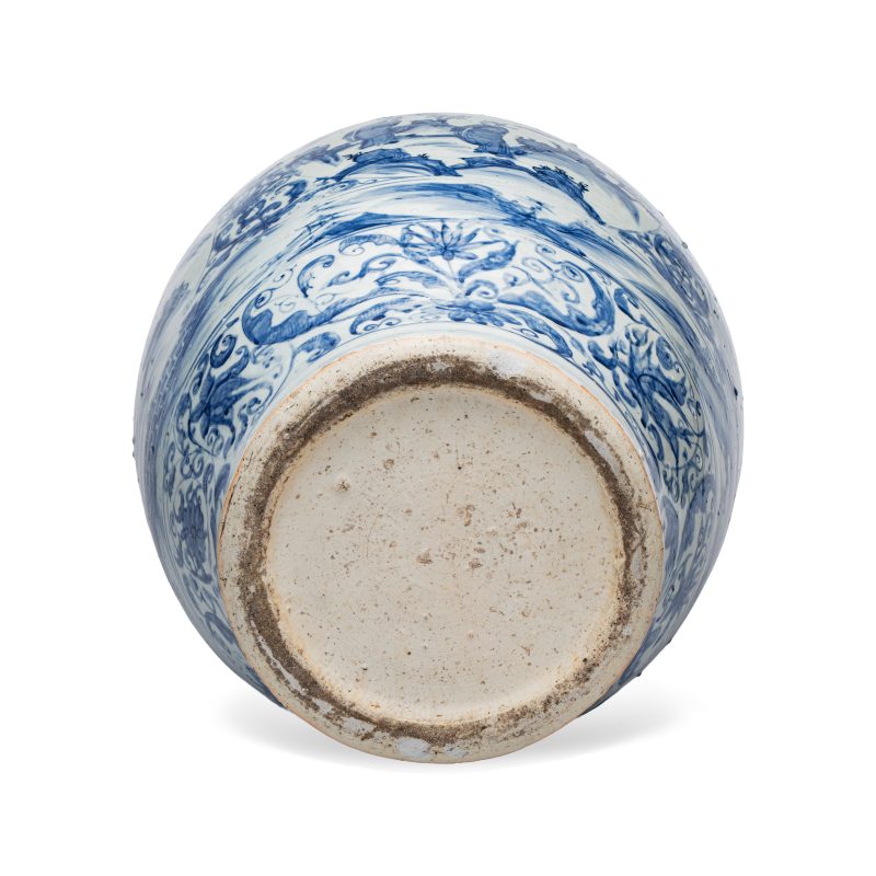 An exceptional pair of large Chinese blue and white 'Dignitaries and Warriors' vases - 图7