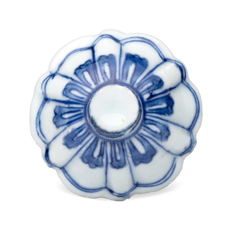 A pair of Chinese blue and white covered mustard pots with floral design - 图14