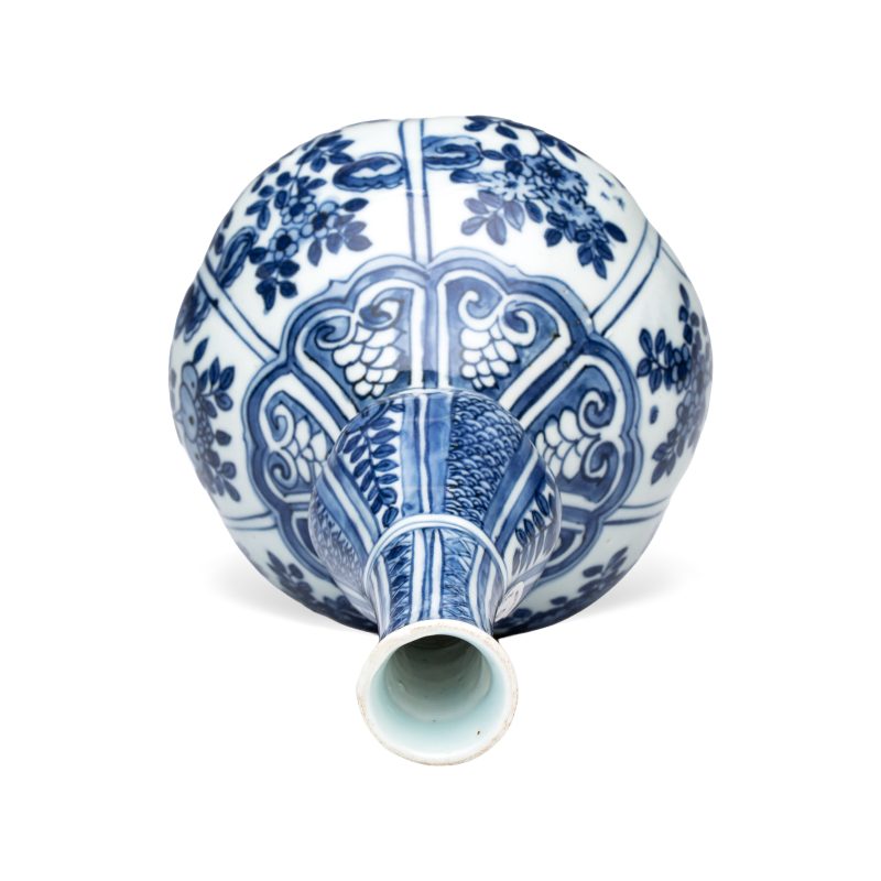 A Chinese blue and white double-gourd vase with floral design - 图7