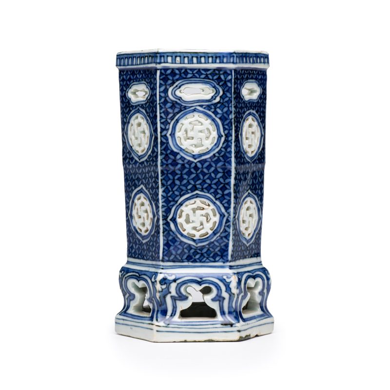 A Chinese blue and white openwork 'Linglong' incense stick holder - 图3