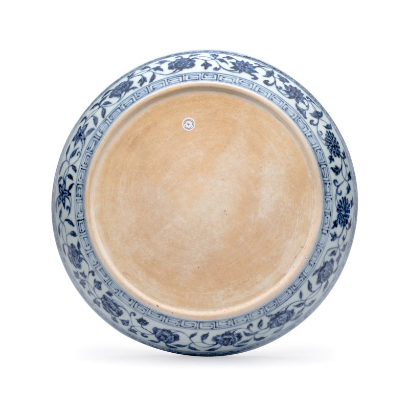 An extremely rare and fine Chinese blue and white 'Lotus Bouquet' dish - 图2