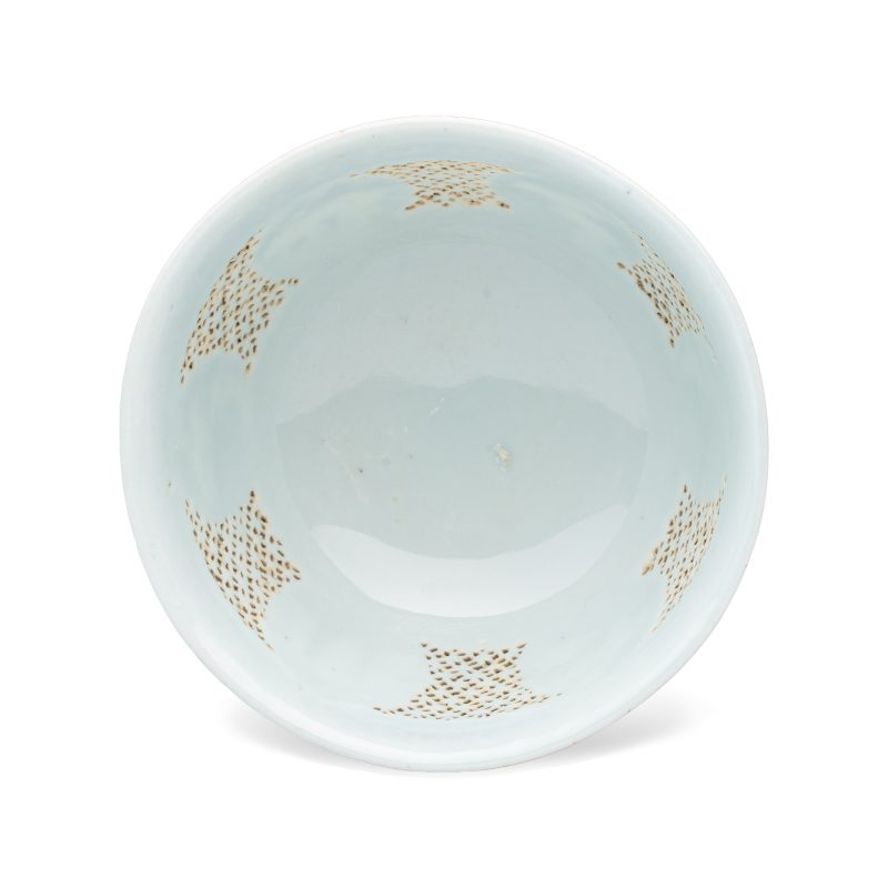 A pair of Chinese blue and white reticulated 'Linglong' bowls with landscape panels - 图8