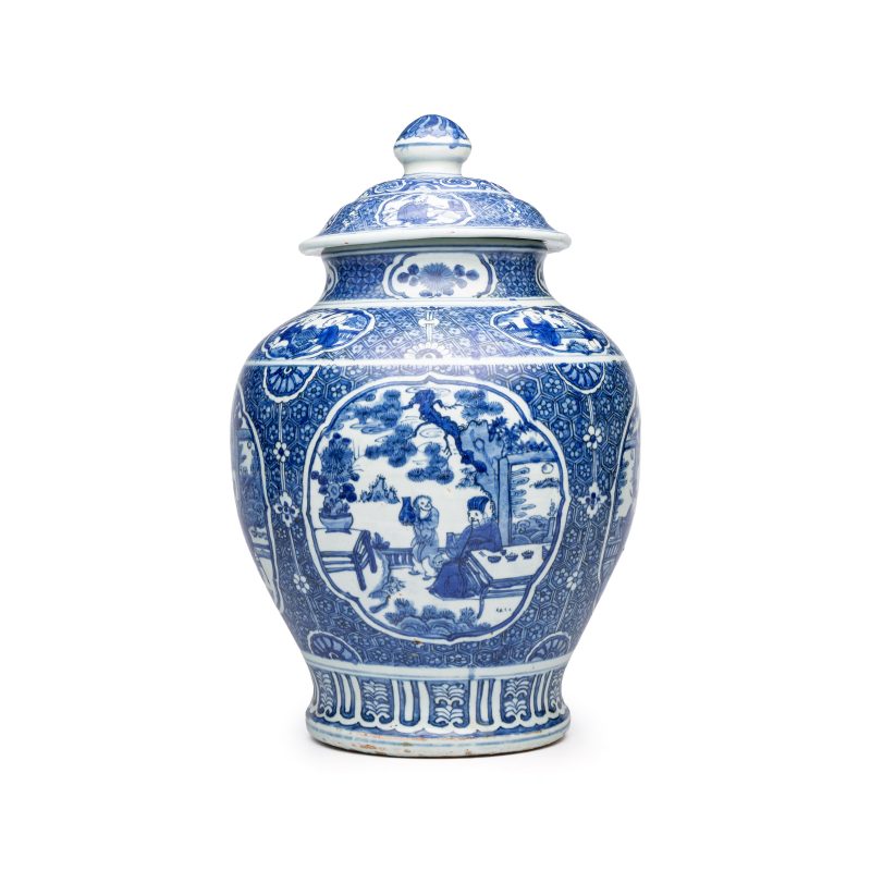 A fine Chinese blue and white vase and cover with narrative design - 图5