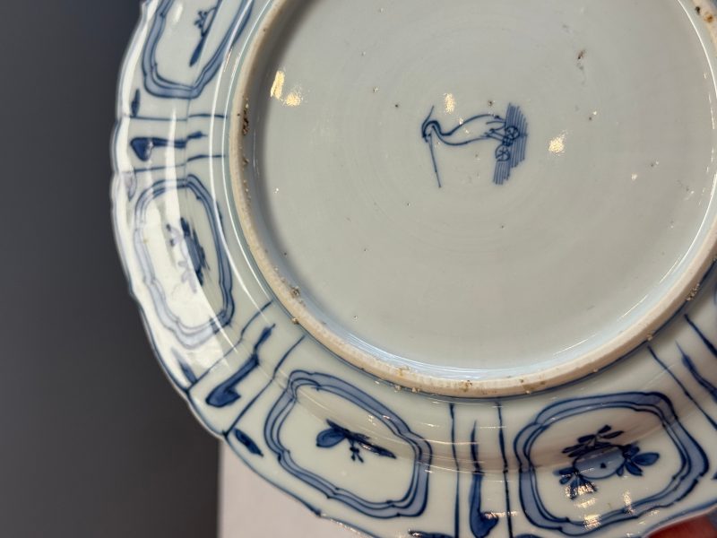 A Chinese blue and white plate with birds in a landscape - 图15