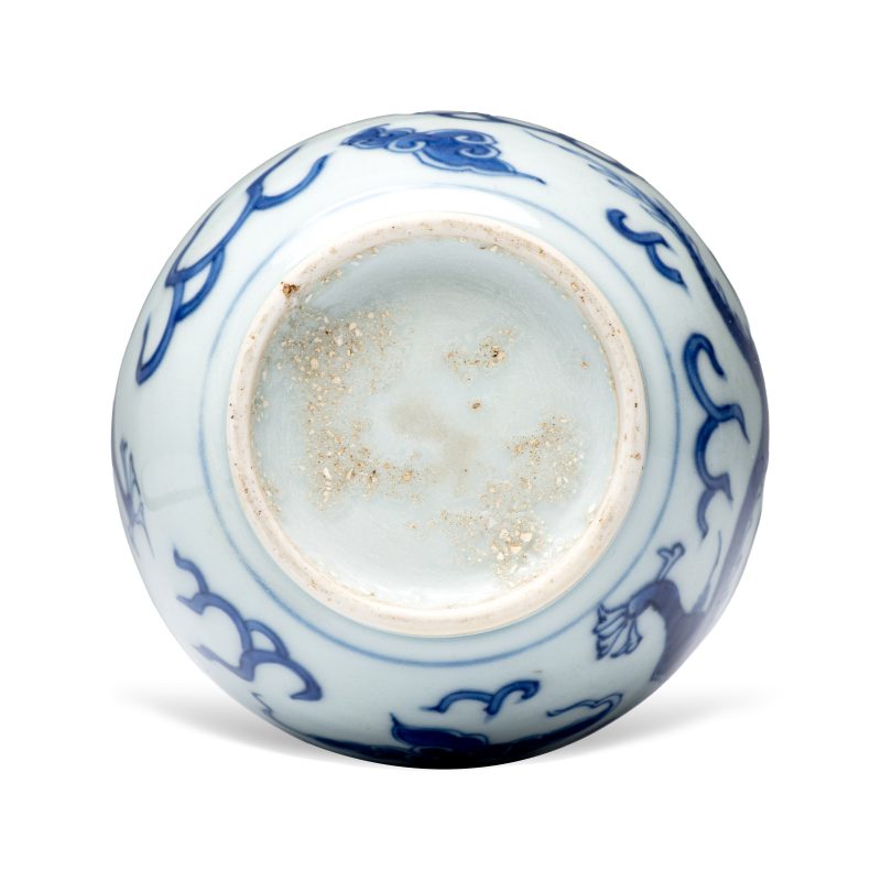 A Chinese blue and white 'Dragons Chasing the Flaming Pearl' vase - 图6