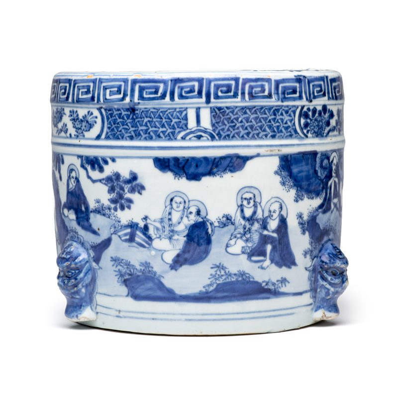 A Chinese blue and white 'Luohan' cylindrical tripod censer - 图3