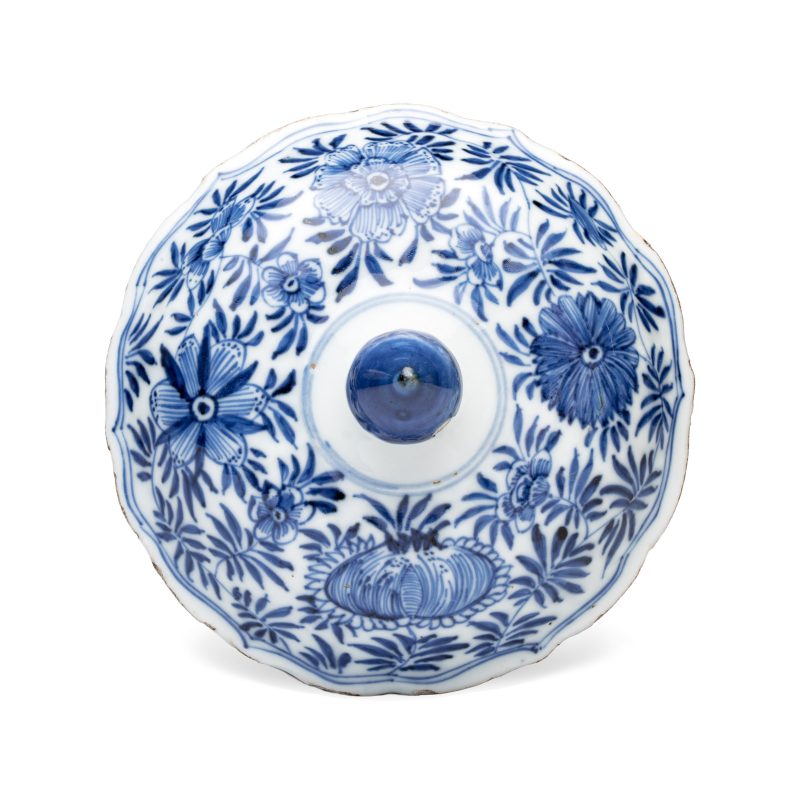 A Chinese blue and white beaker and cover with floral design - 图5