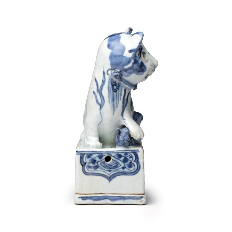 An extremely rare Chinese blue and white ko-sometsuke 'Cat' incense burner - 图5
