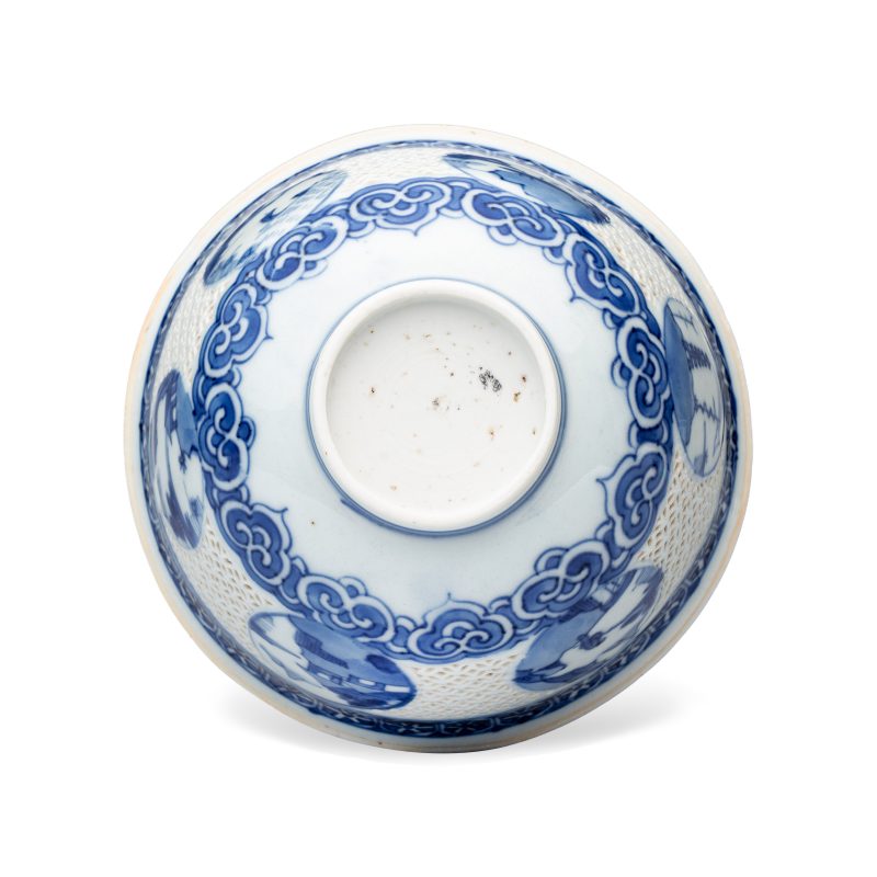 A pair of Chinese blue and white reticulated 'Linglong' bowls with landscape panels - 图9