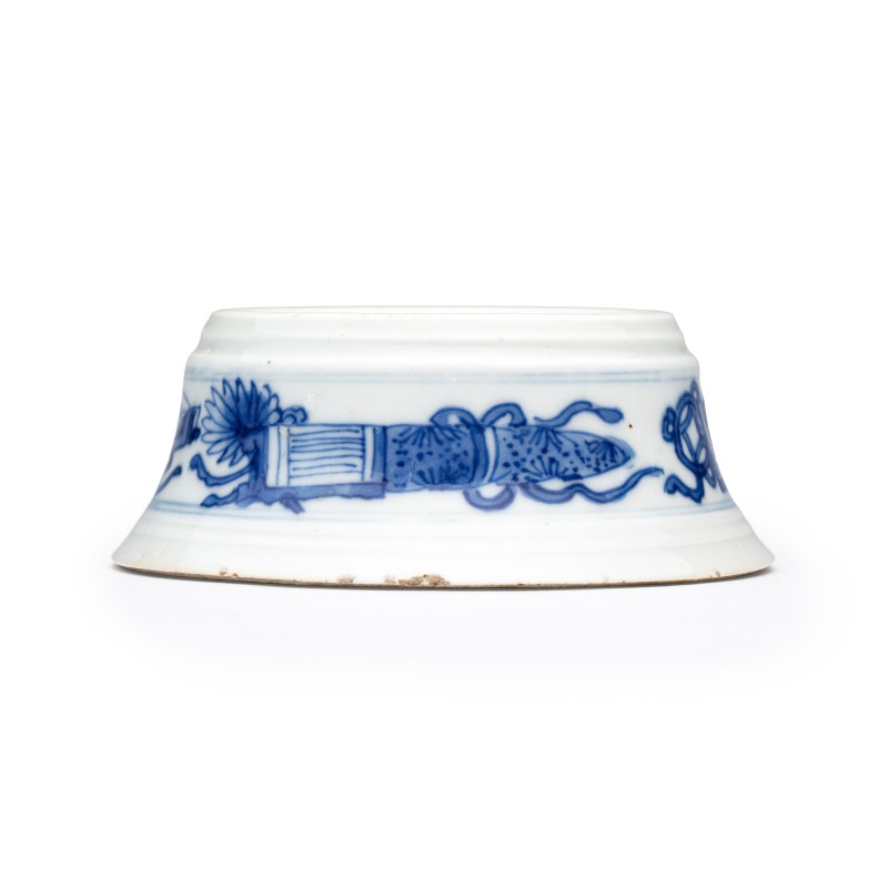 A pair of Chinese blue and white salt trenchers with antiquities design - 图5