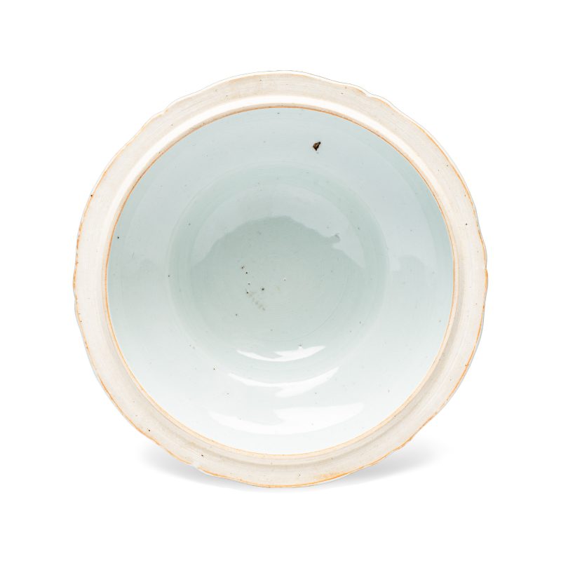 A pair of Chinese blue and white covered tureens with floral design - 图9