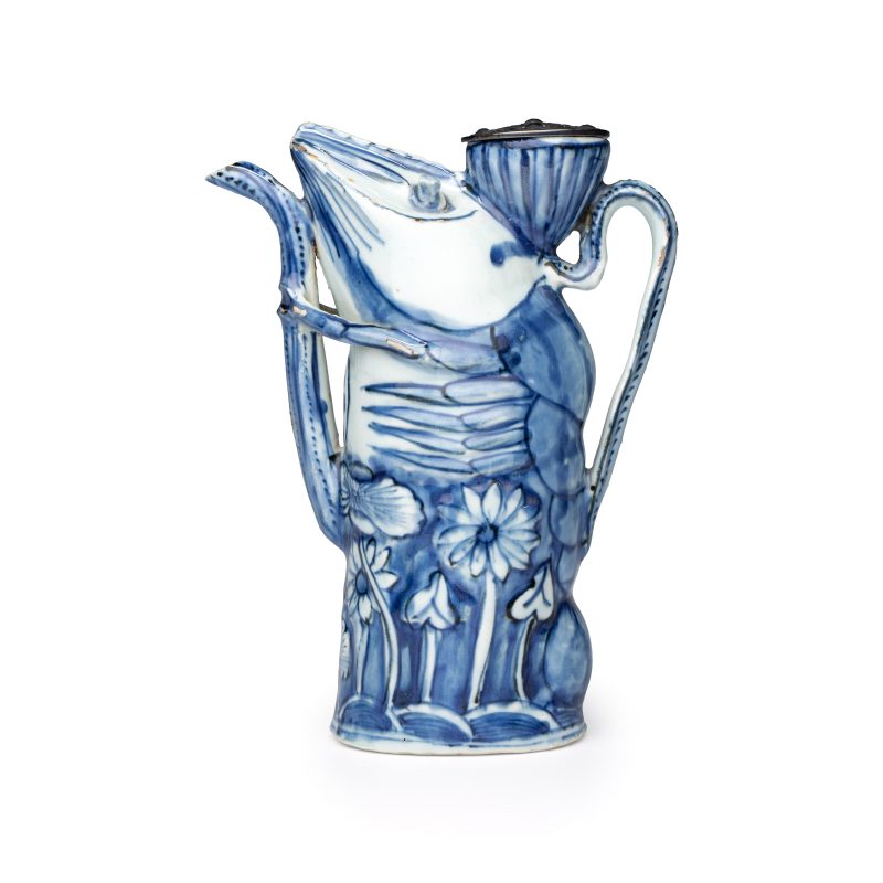 A rare Chinese blue and white 'Crayfish' ewer with silver cover - 图2