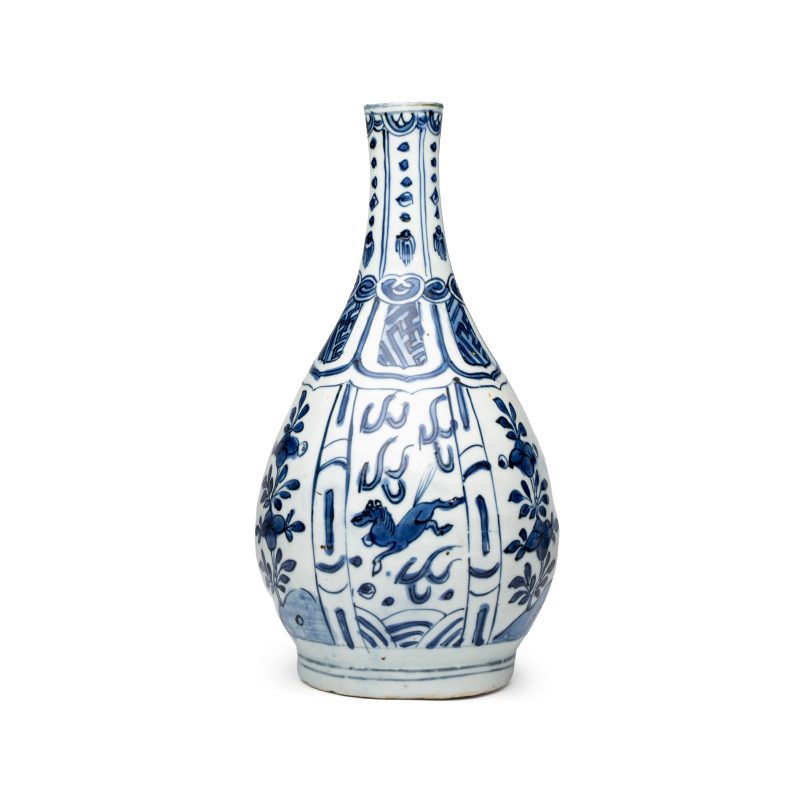 A pair of Chinese blue and white 'Flying Horses' pear-shaped bottle vases - 图2