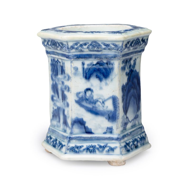 A Chinese blue and white hexagonal salt with figural design - 图11