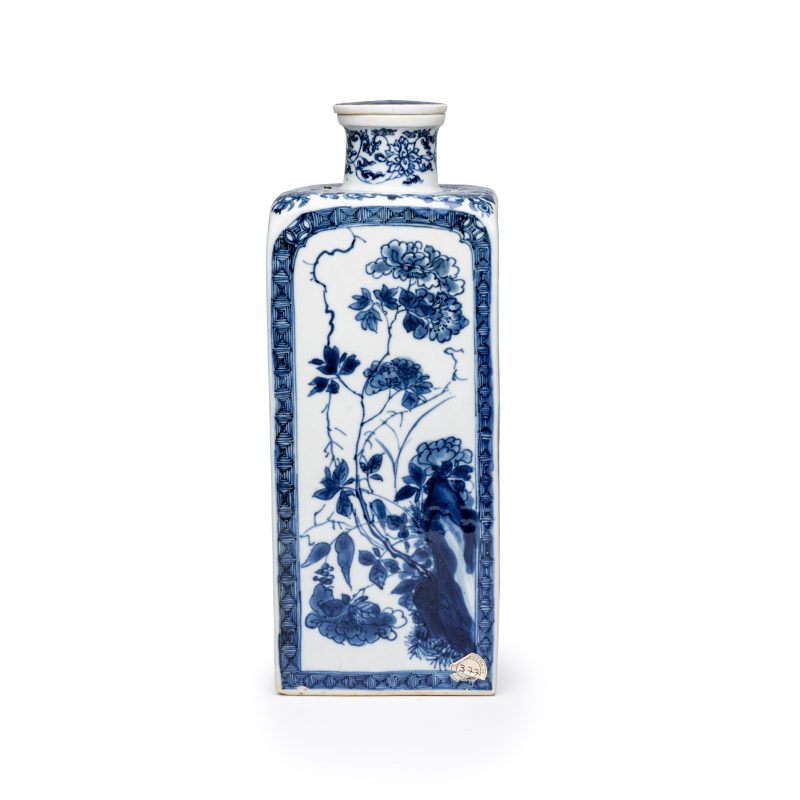 A pair of Chinese blue and white 'Blossoming Flower Branches' square flasks and covers - 图6